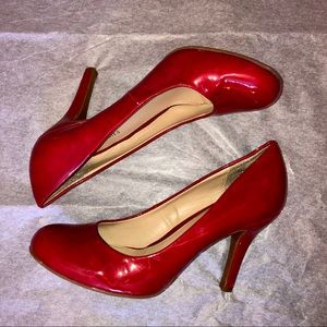 Shiny red heels 👠